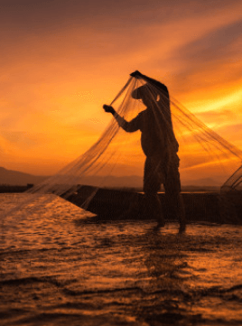 Pescador no entardecer jogando rede no rio